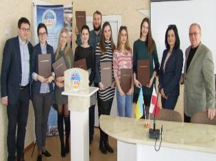 Магістрантам англійської та німецької філології ТНПУ ім.В.Гнатюка вручено дипломи у рамках паралельного навчання у Польщі (ФОТО) Магістрантам англійської та німецької філології ТНПУ ім.В.Гнатюка вручено дипломи у рамках паралельного навчання у Польщі (ФОТО)