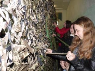 ЗМІ про нас. В Тернополі студенти плетуть маскувальні сітки і передають бійцям в зону АТО ЗМІ про нас. В Тернополі студенти плетуть маскувальні сітки і передають бійцям в зону АТО
